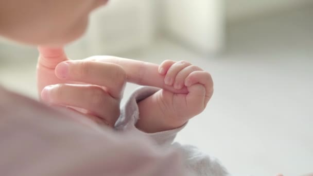 4k Neugeborenes Baby Hand hält Mutter, Mutter berührt Baby winzige Hand, um ihm das Gefühl ihrer Liebe, warm und sicher. Mutterschaft, Familie, Geburtskonzept — Stockvideo