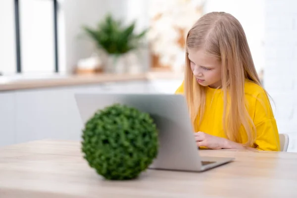 Blonde écolière étudiant à la maison faisant des devoirs scolaires avec ordinateur portable. Enseignement à distance en ligne. Retour à l'école — Photo