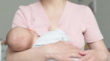 4k Yeni Doğmuş Bebek El Ele Tutuşan Anne, Anne, bebeğinin sıcak ve güvenli sevgisini hissetmek için minik ellerine dokunarak emziriyor. Süt içen bebek. Annelik, aile, doğum kavramı