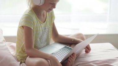 Sarışın liseli kız evde, okulda dizüstü bilgisayarla ödev yapıyor. Uzaktan öğrenme çevrimiçi eğitim. Okula geri dön.