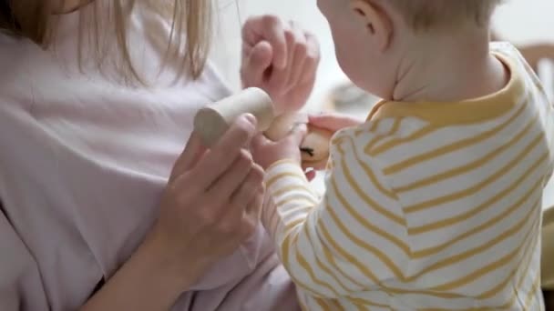 Niña y mami jugando juguetes ecológicos de madera en casa. Madre e hija riendo divirtiéndose juntas — Vídeos de Stock