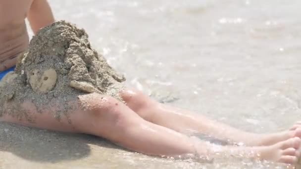 Petit garçon blond jouant avec le sable sur la plage océan mer. Vacances d'été en famille et voyages dans des pays chauds. Happy tourisme vacances vagues bleues eau. — Video