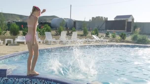 Visão traseira menino e menina feliz correndo e pulando na piscina, crianças se divertindo, salpicando água. Viagens de verão família hotel férias turistas. — Vídeo de Stock