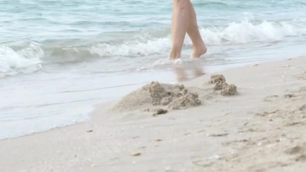 Descalzo hombre piernas pies caminando en playa océano agua. Vacaciones de verano, vacaciones, viaje en familia. Turismo a países cálidos — Vídeo de stock