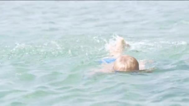 Retrato feliz sorrindo menino brincando na água do mar do oceano, criança se divertindo, nadando e salpicando. Férias de verão, férias, viagem em família para países quentes — Vídeo de Stock