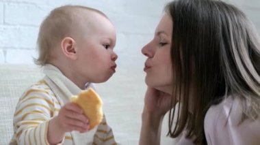 Bebekler anneyi lezzetli kurabiyelerle besler. Evde bebek yemek. Sağlıklı yemek, atıştırmalık veya öğle yemeği zamanı.. 