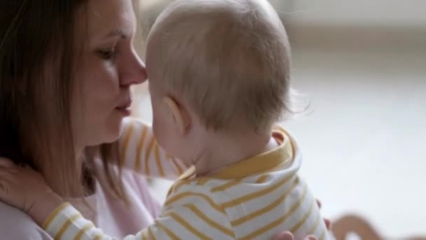 Kleine baby meisje en mama spelen thuis houten eco speelgoed. Moeder en dochter lachen samen plezier — Stockvideo