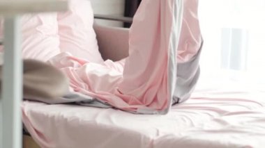 Çılgın çocuklar evde oynar. Çocuk eğleniyor, hayaleti oynuyor yorganın içine tırmanıyor ve sabahları yatakta uzanıyor.