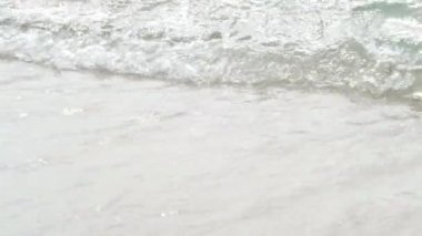 Kumsalda şeffaf, temiz okyanus dalgaları ya da deniz yuvarlanması. Yaz tatili, dinlenme ve seyahat.