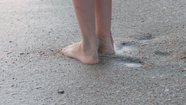 Babybeine Füße laufen auf dem Strandwasser durch die Sonnenstrahlen. Sommerurlaub, Urlaub, Familienausflug — Stockvideo