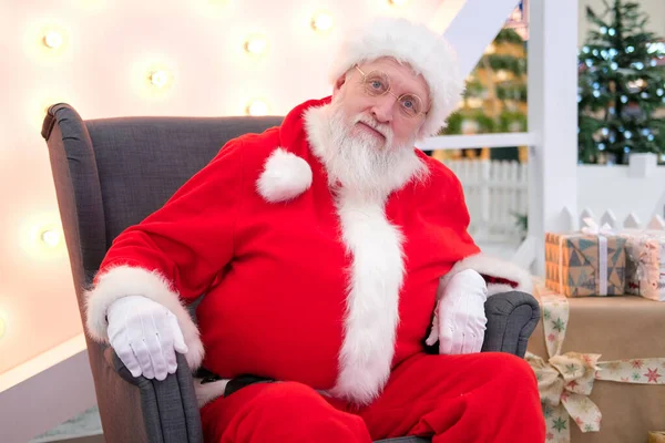 Porträtt äkta äkta jul jultomten sitter i Shopping Mall. — Stockfoto