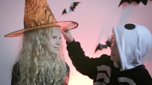 Halloween crianças Retrato irmão e irmã no traje de Halloween em casa. Menino e menina Pronto para o truque ou tratar férias — Vídeo de Stock