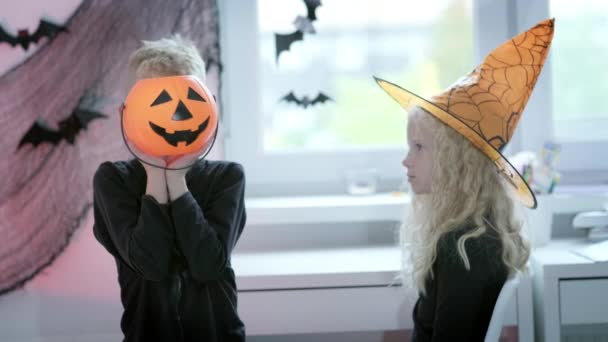 Halloween děti Bratr a sestra se připravují na Halloween obléct kostým doma. Chlapec a dívka Připraveni na trik nebo léčit dovolenou — Stock video