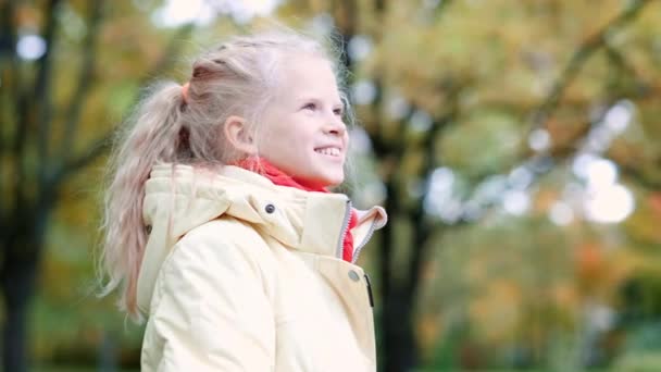 Retrato Niña al aire libre en otoño parque naranja. Niño sonriente — Vídeos de Stock