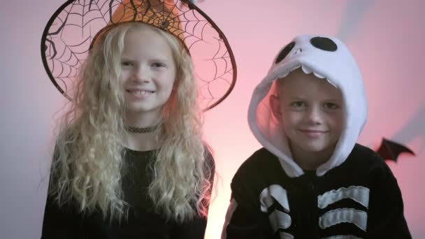 Cadılar Bayramı çocukları, evde cadılar bayramı kostümü giymiş erkek ve kız kardeşlerin portresi. Oğlan ve kız Şeker mi şaka mı tatiline hazır — Stok video