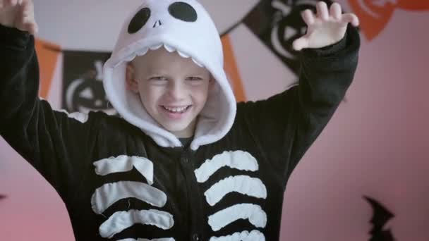 Halloween barn Porträtt pojke i Halloween skelett kostym hemma. Pojken är redo för tricket eller behandla semester — Stockvideo