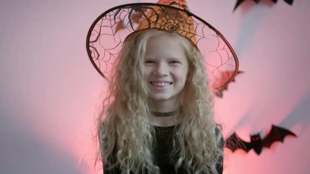 Halloween kinderen Portret blond meisje in heks kostuum thuis. Klaar voor de truc of traktatie vakantie — Stockvideo