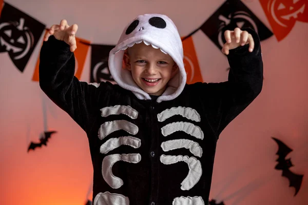 Halloween niños Retrato niño en disfraz de esqueleto de Halloween en casa. Chico está listo para el truco o regalo de vacaciones —  Fotos de Stock