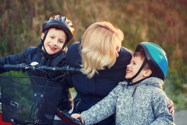 Madre enseñando ciclismo niños al aire libre en otoño — Foto de Stock