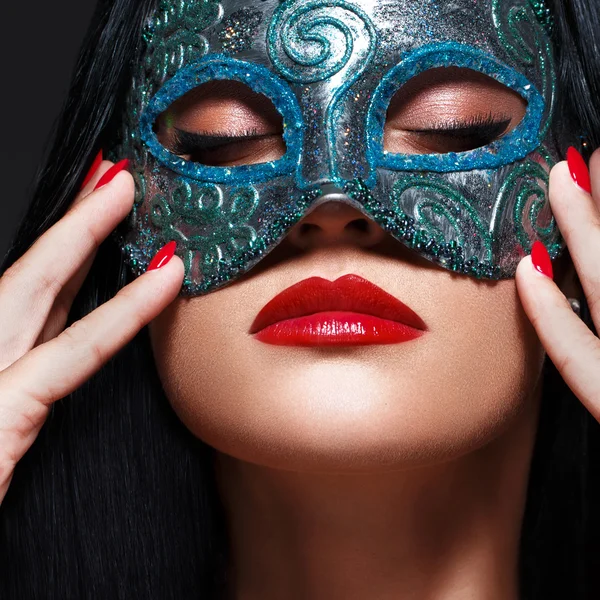 Femeie frumoasă cu mască — Fotografie, imagine de stoc