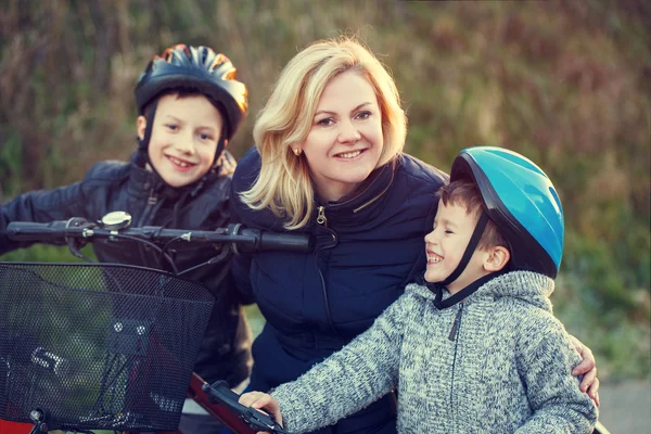 Madre enseñando a los hijos ciclismo —  Fotos de Stock