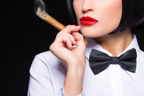 Gangsterfrau mit Zigarre — Stockfoto