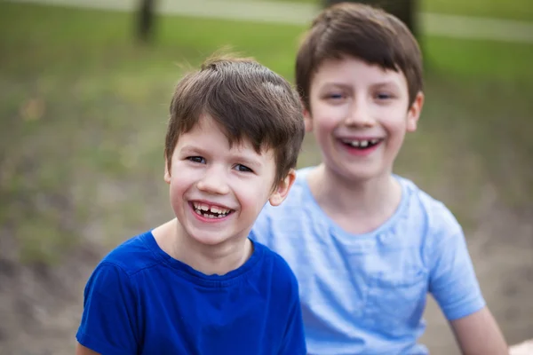 Heureux petits garçons caucasiens riant en plein air — Photo