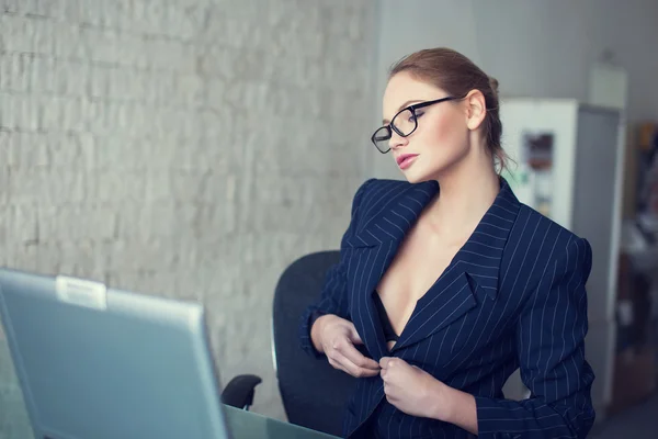 Sexy Sekretärin mit Brille zieht sich im Büro aus — Stockfoto