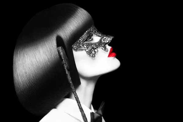 Mulher sexy com máscara de lábios vermelhos e chicote seletiva coloração bdsm — Fotografia de Stock