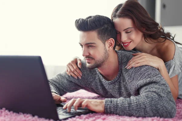 Šťastný mladý pár, online nakupování doma — Stock fotografie