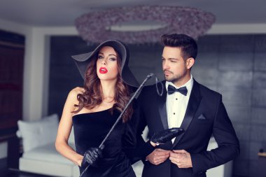 Tux genç maço sevgilisiyle seksi kadın