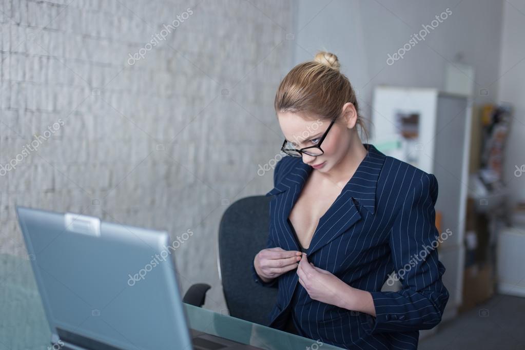 девушка в кабинете начальника. секретарша. роковое совпадение шевлякова. руководитель ругает сотрудника. рассказ начальника.