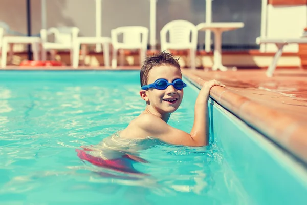 Menino na piscina e óculos — Fotografia de Stock