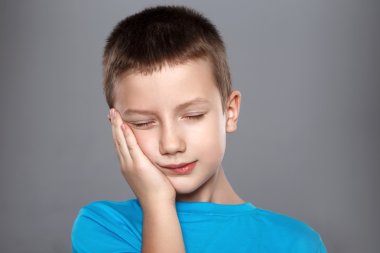 Küçük çocuk diş ağrısı