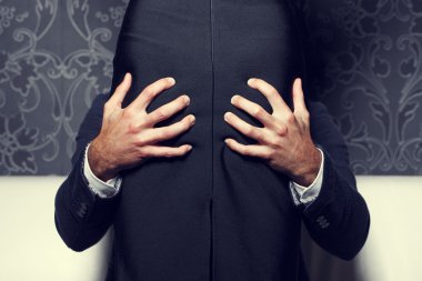 Güçlü adam el kavrama kadın eşek