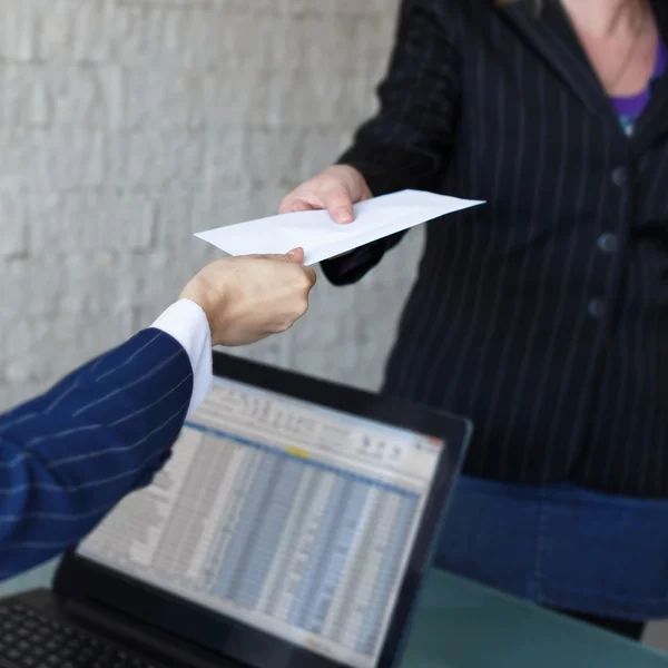 Geschäftsfrau übergibt Briefumschlag an Partnerkorruption — Stockfoto