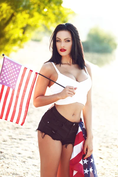 巨乳と小さなアメリカの国旗を屋外でセクシーな女性 — ストック写真