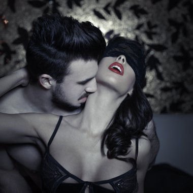 Gece yatakta seksi çift ön sevişme