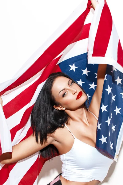 Sexy patriot brunetka kobieta trzyma flagę Usa — Zdjęcie stockowe