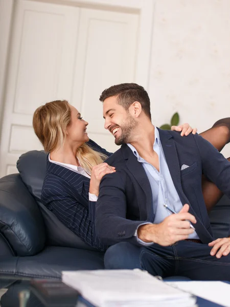 Bionda donna d'affari cadere dietro capo su divano — Foto Stock