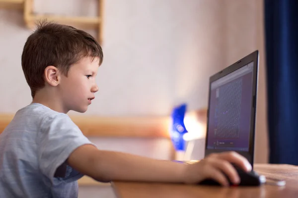 Kleiner unselbstständiger Junge spielt Spiel auf Laptop — Stockfoto
