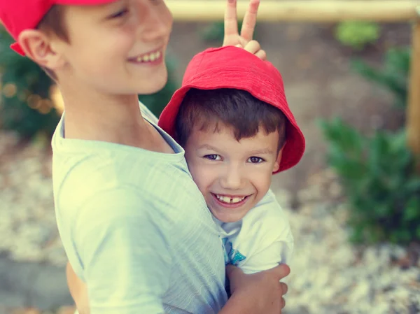 Šťastný bezstarostné malý chlapec zobrazeno oslí ucho — Stock fotografie