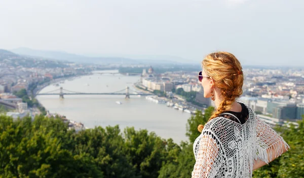 Joven pelirroja posando con Budapest panorama — Foto de Stock