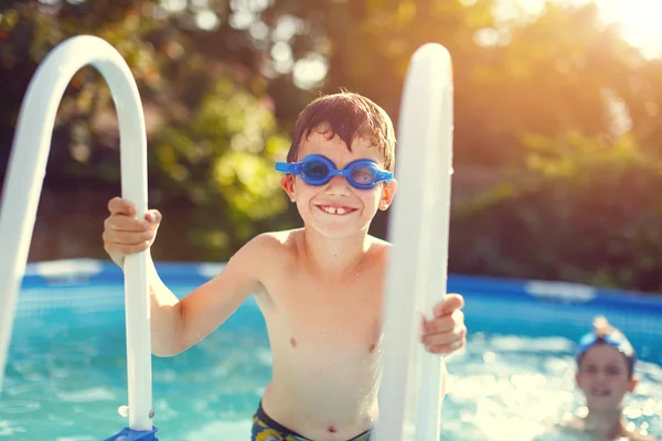 Menino segurando piscinas corrimão ao ar livre — Fotografia de Stock