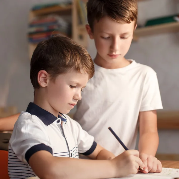 Маленькие мальчики делают домашнее задание — стоковое фото