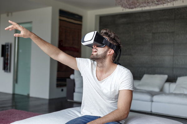 Casual caucasian man with VR headset — Stock Photo, Image