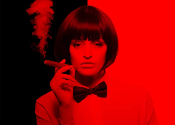 Sexy donna mafiosi in smoking substrato colorazione al rosso — Foto Stock