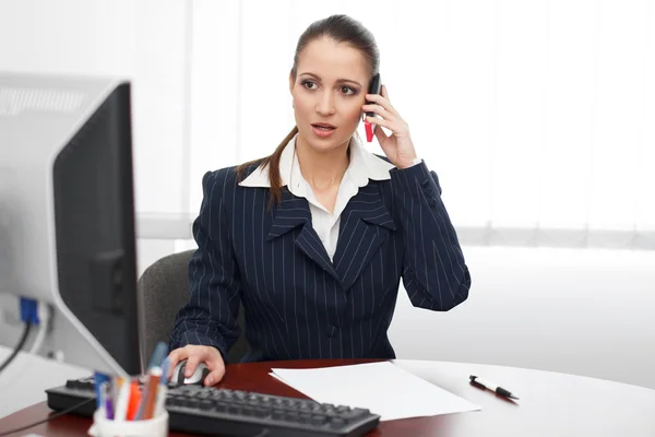 Junge brünette Buchhalterin ruft im Büro an — Stockfoto