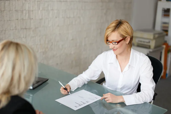 Affärskvinna fylla i ett formulär i office — Stockfoto