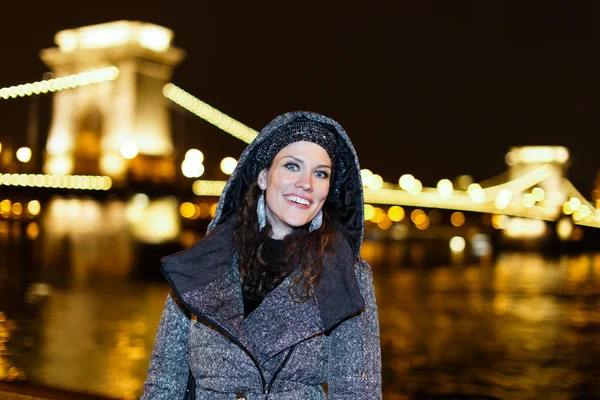 Femme la nuit à Budapest, Europe — Photo